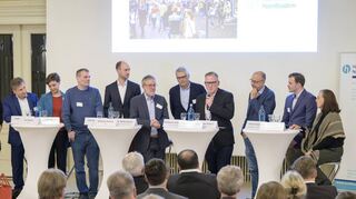 Was wird aus dem Heidelberger Handel? Diese Frage diskutierten Lokalpolitiker der verschiedenen Fraktionen am Mittwochabend in der Stadthalle. (v.l.) Judith Marggraf (GAL), Karl Breer (FPD), Sandra Detzer (Grüne), Markus Jakovac (Die Linke), Matthias Kutsch (CDU), Moderator RNZ-Lokalchef Micha Hörnle, Wolfgang Lachenauer (Heidelberger), Mathias Michalski (SPD), Matthias Niebel (AfD), Vincent Hartung (Heidelberg in Bewegung) und Birgit Müller-Reiss (Bunte Linke).