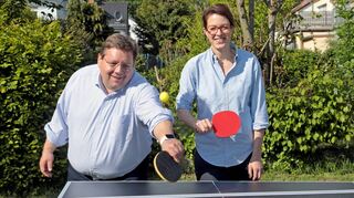 Claudius Kranz und Martina Herrdegen beim Tischtennis im Garten des CDU-Fraktionschefs auf dem Pfingstberg. Den „MM“ schlugen sie 21:19.
