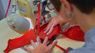 Felina-Mitarbeiterin Maya Hengstenberg arbeitet in der Musternäherei in Mannheim an einem BH für die Kollektion Herbst/Winter 2019. Am Standort werden alle Modelle des Unternehmens entwickelt.