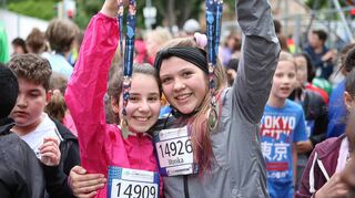 Emel (l.) und Monika waren mit Spaß dabei und zeigen stolz ihre Medaillen.