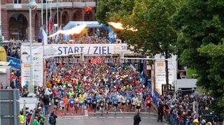 Start frei: Mit einen heißen Feuerstoß wurde der Hauptlauf gestartet, fast 4000 Leichtathleten nahmen die 42 oder die 21 Kilometer unter die Sohlen.