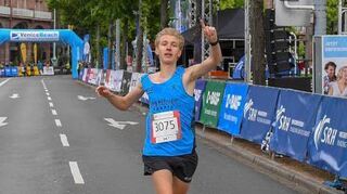 Steffen Ulmrich bei der Zielankunft der 10 000-Meter-Konkurrenz.