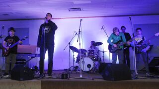 Harte Töne erklangen beim Rock Pop Konzert in der Musikschule. Neun Sängerinnen und Sänger, 14 Schlagzeuger, zwei Pianisten und sieben Gitarristen traten auf.