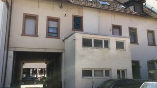Der Anbau auf der Gebäuderückseite soll bei der Sanierung abgerissen werden.