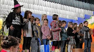 <p>Elisabeth Seidl (links, am Klavier) und Heike Ittmann üben mit den jungen Sängern und Musikern für das Musical "Der Kalif Storch".</p>