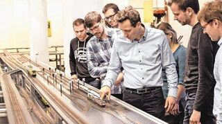 Auf 1200 Metern Schienen in Miniaturformat lassen Wissenschaftler in Aachen gezielt Fahrpläne aus dem Takt geraten, um zu erforschen, wie sich Verspätungen reduzieren lassen.