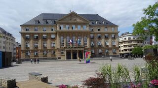 Wochenmarkt und Kulturelles: Der Rathausplatz ist ein beliebter Treffpunkt in Esch an der Alzette.