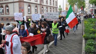 In Aufruhr: Italienisch stämmige Katholiken aus der Region demonstrieren (hier Anfang Mai) für ihren Pfarrer, der Mannheim verlassen soll.