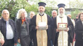 Zwei Priester im Ornat: Vater Thomas (l.) und Georgios Basioudis.