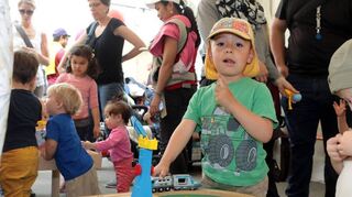 Nachwuchs-Lokführer: Im Urmel-Paradies schickt der dreijährige Diego eine Holzeisenbahn auf große Fahrt.