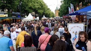 Gedränge auf den Planken – hier in Höhe der Stände und der Bühne des Feuerio.