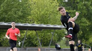 Andreas Adamek zieht ab. Der Mittelfeldspieler verlor mit dem VfB Gartenstadt das Verbandsliga-Derby in Heddesheim mit 1:3.