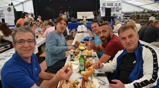 Mahlzeit: Diese Genießer haben sich zum Fischessen im Zelt gleich noch Zitronen und Zwiebeln mitgebracht.