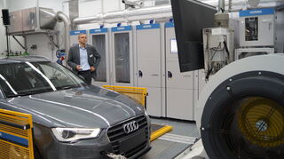 mid Lambsheim - Jiri Vejsada, Leiter des Abgasprüflabors im TÜV Rheinland Technologiezentrum Lambsheim, bei der Eröffnung des komplett erneuerten Rollenprüfstandes.