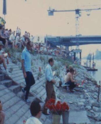 Publikum am Ufer (großes Bild), die Ruderboote im Vergleich im Containerterminal winzig klein – schon verblasste Impressionen aus dem Film über die Oberrheinische Ruderregatta im Mühlauhafen. Rechts unten im Bild das Zielhaus.