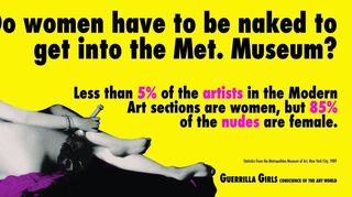 Ein Plakat beklagt, dass im Metropolitan Museum of Art nur fünf Prozent der gezeigten Künstler Frauen sind.