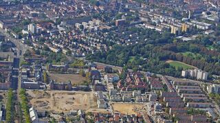 Das Turley-Gelände (linke vordere Bildhälfte) mit den noch leeren Baufeldern 4 und 5 und dem Appellplatz (dahinter).