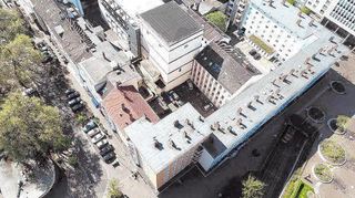 In der Ludwigshafener Innenstadt, zwischen und Ludwigsplatz (l.) und Bismarckstraße (r.), liegt der Hochbunker, der am Freitag versteigert wird.