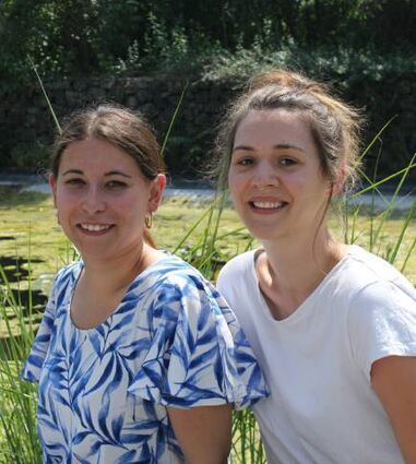 Lisa Wazulin (l.) und Joana Rettig auf dem Gelände des „MM“.