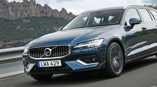 Die Zeiten, in denen Volvo kantig-barocke Modelle auf die Straße schickte, sind vorbei. Auch der neue V60 glänzt mit schicker Klarheit.