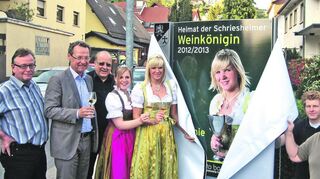 <p>Große Freude gestern Abend (v. l.): Holger Bauer, BM Höfer, Ortsvorsteher Burkhardt, Prinzessin Alexandra, Weinkönigin Melanie, Jürgen Sen, Harald Weiss.</p>