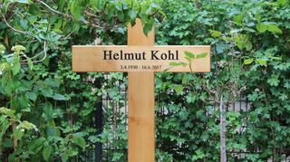 Im Speyerer Adenauerpark gehen die Meinungen von Besuchern noch auseinander, ob inzwischen ein Grabstein da sein müsste oder ob die schlichte Lösung nicht passender ist.