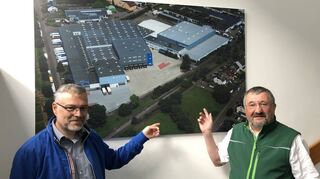 Die Bäko-Vorstände Jochen Früauff (l.) und Reiner Jung (r.) fürchten um den Standort des Unternehmens, wenn die Wiese gegenüber bebaut wird.
