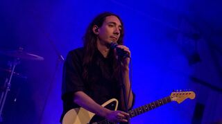 Das Post Metal-Projekt Alcest um Sänger Neige krönte ein starkes Abendprogramm am Premierentag im Hüttenzelt des Maifeld Derby. Bild: Markus Mertens