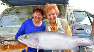 Ursula Hoffmann und Hiltrun Metz beim Fischmobil des Landesfischereiverbandes.