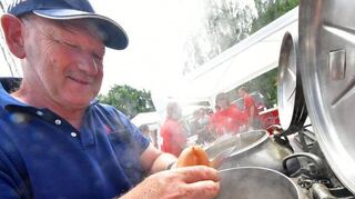 Gerd Müller vom Radsportverein gibt Erbsensuppe mit Würstchen aus.