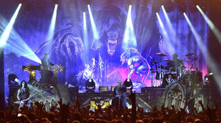 Im recht gut gefüllten Palastzelt auf dem Maimarktgelände läutet die Powermetal-Band nach Maifeld-Derby-Pause die zweite und letzte Phase des Zeltfestivals Rhein-Neckar ein.