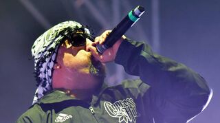 „Spürt ihr die Verrücktheit?“, fragt Cypress-Hil-Frontmann B-Real, kurz bevor der 49-Jährige beim Zeltfestival den Klassiker „Insane In The Brain“ anstimmt.