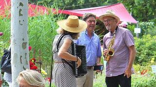 Das Duo Martinique umrahmt Firmenchef Andreas Huben (M.).