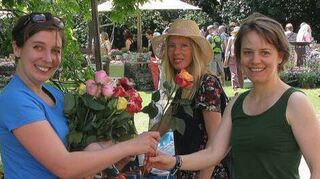 Katja Fundter (l.) vom Hopp-Kindertumor-zentrum verteilt Rosen der Hoffnung.