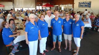 Trotz großer Hitze feierte der Heddesheimer Sängerbund ein gut besuchtes Sommerfest in der Freizeithalle. Vorsitzender Hans Siegel (3.v.r.) und seine Helfer begrüßten dazu auch CDU-Ortsverbandschef Rainer Hege (weißes Hemd).
