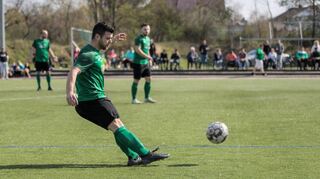 Sportliche Erfolge stärken die Arbeit des Vorstands: Hier ist Spieler Vassilios Theodorou auf dem Platz für den SV DJK Eintracht im Spiel gegen die Sportfreunde Heppenheim im Einsatz.