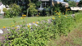 Das baufällige Gemeindehaus der evangelischen Auferstehungsgemeinde in der Gartenstadt. Es beherbergte einst den Kindergarten, bald soll es abgerissen werden. Ungefähr an dieser Stelle möchte die evangelische Kirche ein neues Pflegeheim errichten, das das Zinzendorfhaus ersetzt.