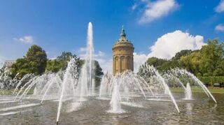 Der Brunnen am Mannheimer Wasserturm erheitert im Sommer Besucher der Anlage.