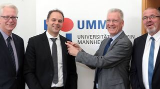 Vorstellungsrunde in der Universitätsmedizin (v.l.): Dekan Sergij Goerdt, Sascha Gravius sowie die beiden Geschäftsführer Hans-Jürgen Hennes und Freddy Bergmann.