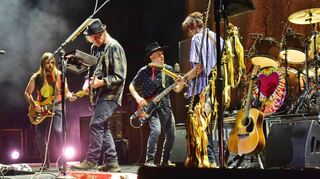 Neil Young (2.v.r.) bildet mit der jungen Band Promise Of The Real eine hochinspirierte Einheit. Dabei bedienen die mehr als 40 Jahre jüngeren Musiker (v.l.) Frontmann Lukas Nelson, Bassist Corey McCormick, Percussionist Tato Melgar (verdeckt), Gitarrist Micah Nelson und Schlagzeuger Anthony LoGerfo den brillanten Sound des Altmeisters absolut kongenial.