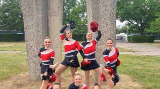 Haben bei den Europameisterschaften der Cheerleaders in Heidelberg den vierten Platz belegt: Die Landesmeister der „Six Shooters – Red Scarves“.