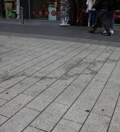 Das Pflaster der Mannheimer Planken rund drei Monate nach der feierlichen Eröffnung zum Umbau.