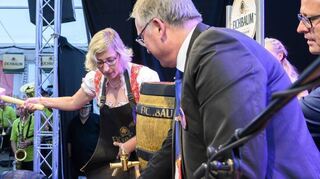 . OB Stefanie Seiler darf das Bierfass – vom Vereinsvorsitzenden Uwe Wöhlert assistiert – zur Eröffnung anschlagen.