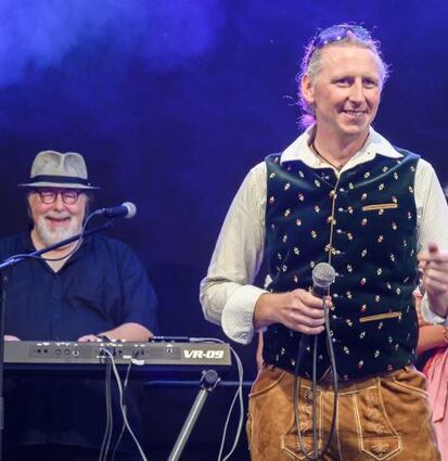 Sänger Rüdiger Kiktenko und Pianist Udo Sailer präsentieren das Brezelfest-Lied.