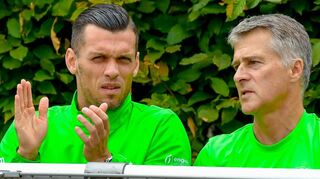 Tobias Kamke (l.), hier mir Teamchef Gerald Marzenell, holte den wichtigen dritten Einzelpunkt für Grün-Weiss.