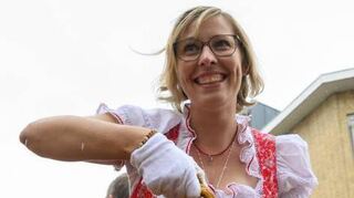 Oberbürgermeisterin Stefanie Seiler lässt Brezeln auf die Schaulustigen regnen.