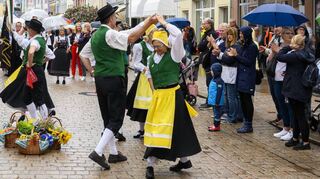 Applaus für Runden auf dem Pflaster der Maximilianstraße: Die Volkstanzgruppe Dahn erfreut die Umzugszuschauer mit ihren Trachten und Tänzen.