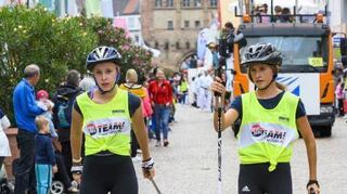Der Skiclub Speyer fährt mit Rollski und einer eigenen Gondel durch die Straßen.