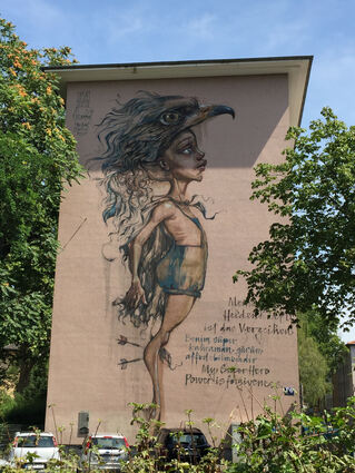 Teil des Giant Storybook Project – eines Bilderbuchs, dessen „Seiten“ über die ganze Welt verteilt sind: „My Superhero Power is Forgiveness“ vom Künstlerduo Herakut.