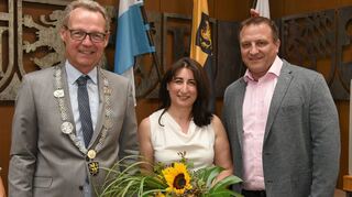 Bürgermeister Hansjörg Höfer (l.) mit seiner neuen Ersten Stellvertreterin Fadime Tuncer und dem Zweiten Vize Michael Mittelstädt.
